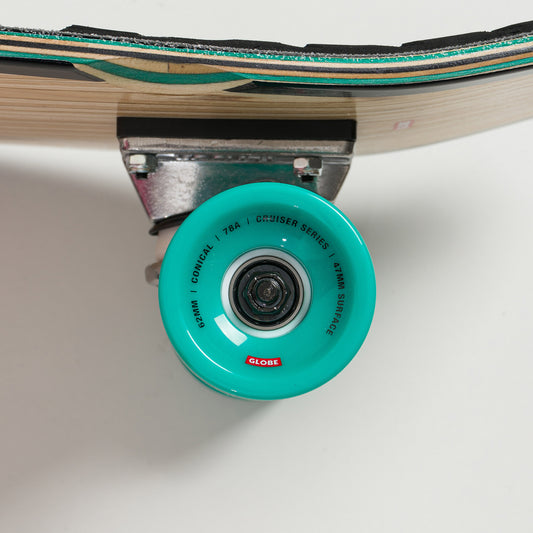 Tabla de crucero Globe Sun City de 30" en madera de olivo/jungla neón