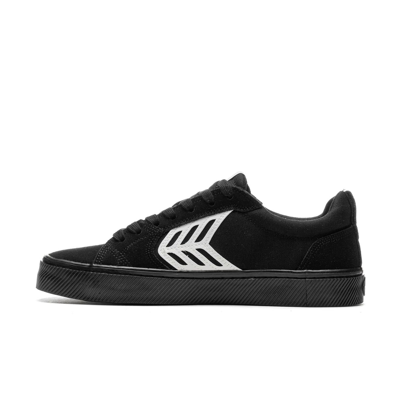 Cariuma Catiba Pro Ivory Logo All Black  - 400807B13