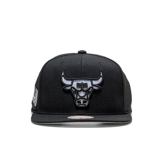 Mitchell & Ness Evergreen Black/White Snapback Bulls  - HS8547-CBUBLCK