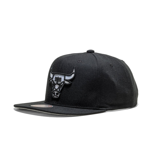 Mitchell & Ness Evergreen Black/White Snapback Bulls  - HS8547-CBUBLCK