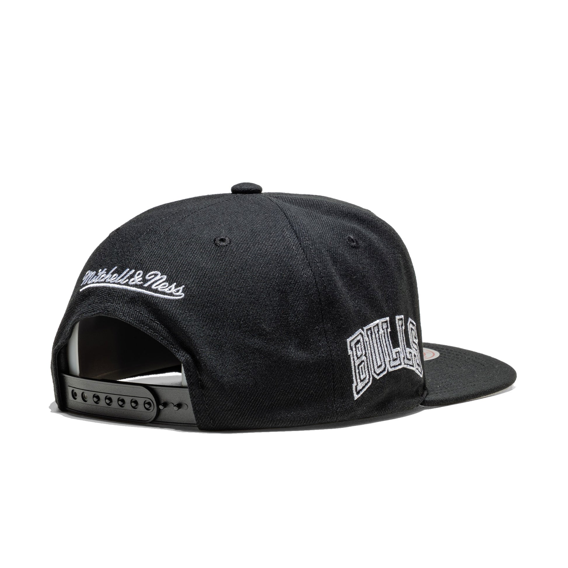 Mitchell & Ness Evergreen Black/White Snapback Bulls  - HS8547-CBUBLCK