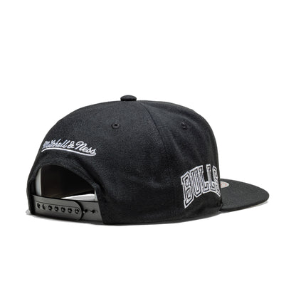 Mitchell & Ness Evergreen Black/White Snapback Bulls  - HS8547-CBUBLCK