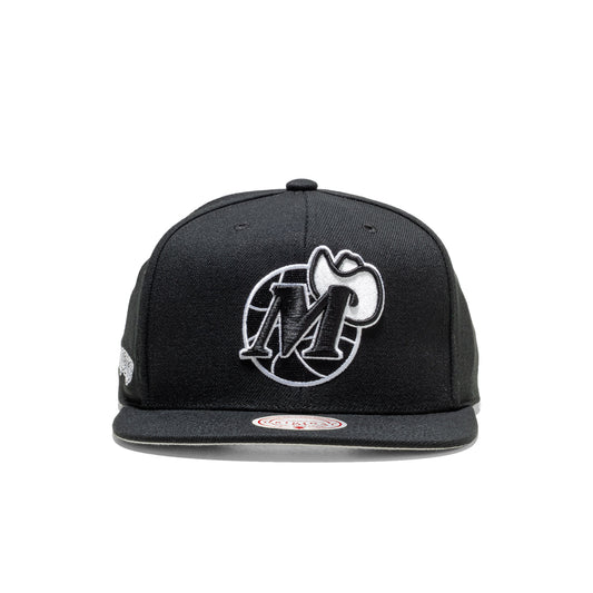 Mitchell & Ness Evergreen Black/White Snapback Mavericks  - HS8549-DMABLCK