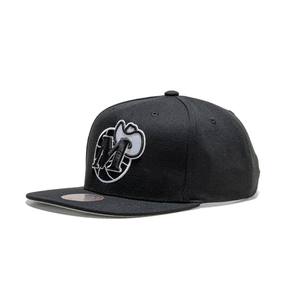 Mitchell & Ness Evergreen Black/White Snapback Mavericks  - HS8549-DMABLCK