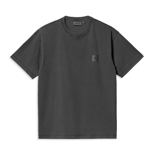 T-shirt de manga curta preto da Carhartt WIP, com logotipo no peito e etiqueta na parte de trás do colarinho.