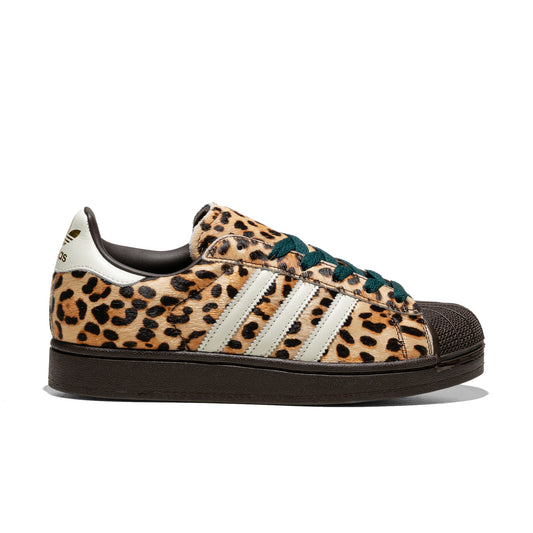 Sapatilha Adidas Superstar II, padrão leopardo, verde, castanho, branco e preto.