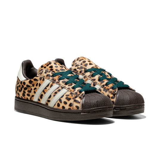 Sapatilhas Adidas Superstar II, padrão leopardado, verde, castanho e branco.