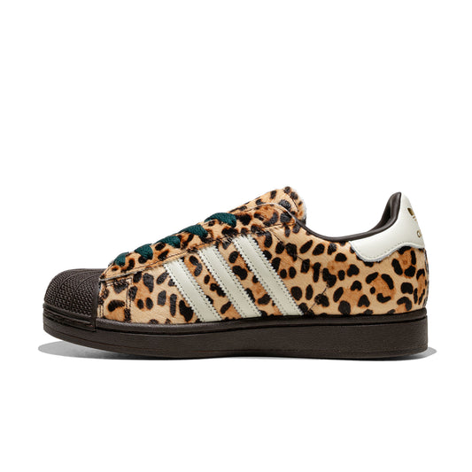 Sapatilha Adidas Superstar II, padrão leopardo, bege, preto e branco.